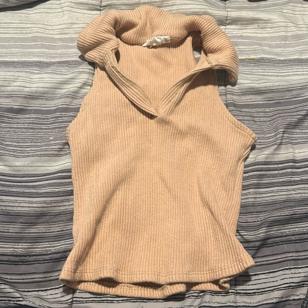 Peach colored cropped sleeveless shirt